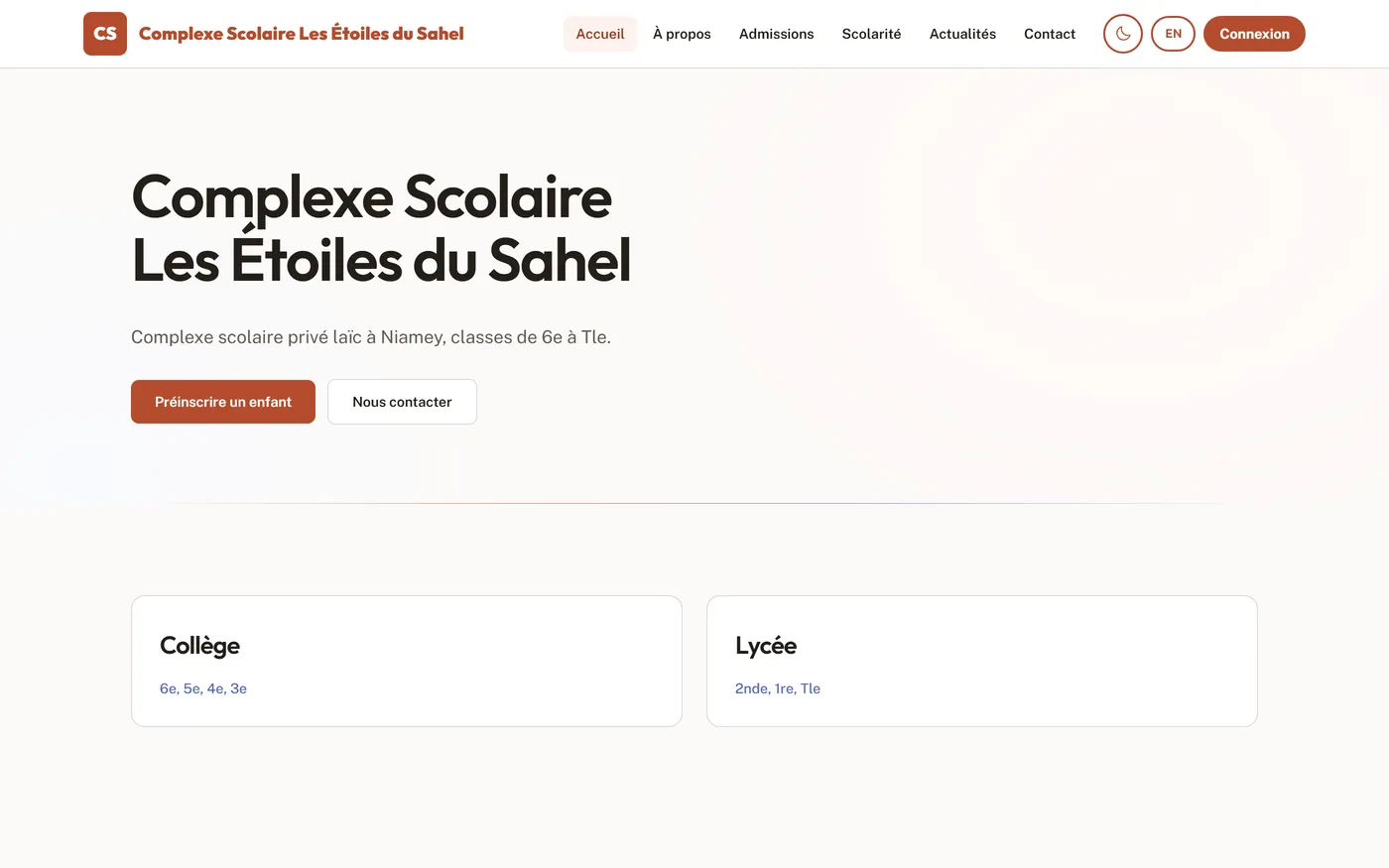 La page d’accueil du site d’une école de démonstration, aux couleurs de l’école.